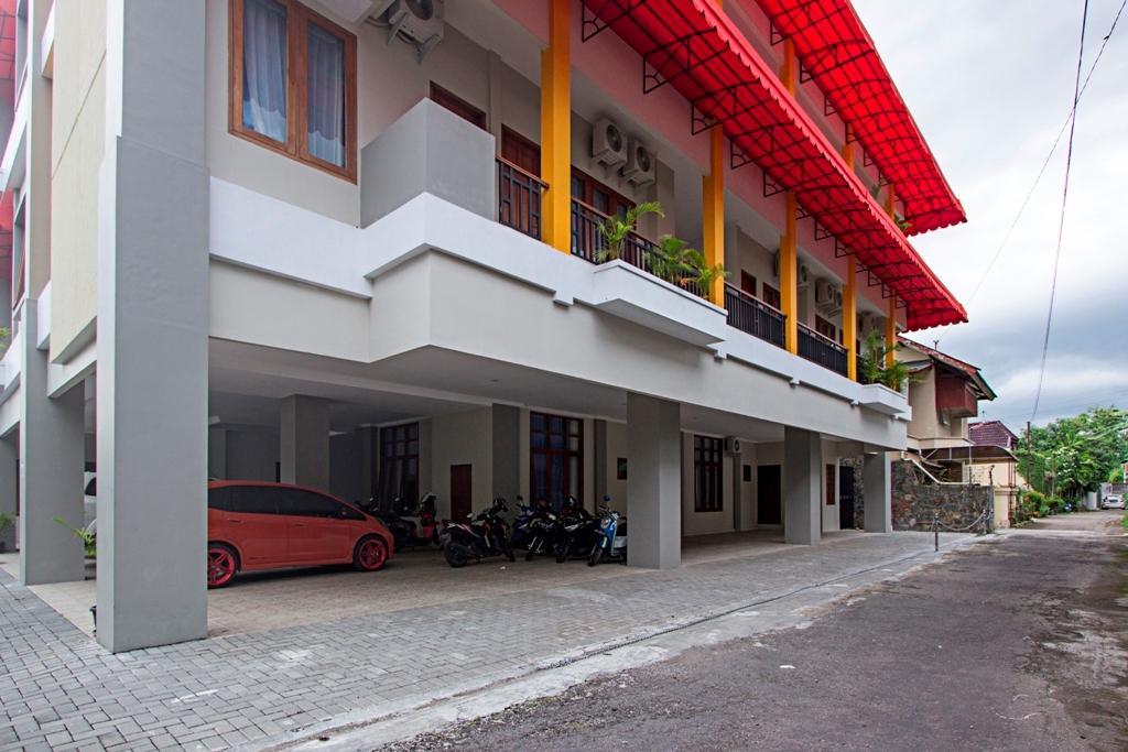 Hotel Reddoorz @ Plemburan à Sleman  Extérieur photo